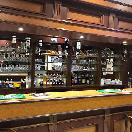 Aux Bons Amis Hotel Reims Luaran gambar